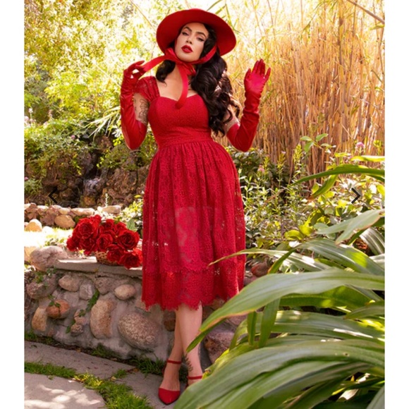 La Femme en Noir Southern Gothic Skirt in Crimson - Picture 1 of 3